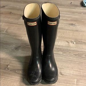 Black huntress boots